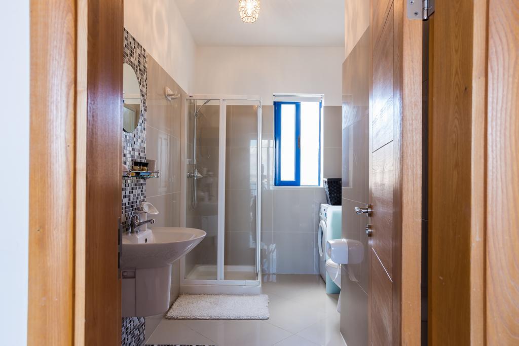 Ferienwohnung Seaview Luxury Penthouse With Shared Swimming Pool Għajnsielem Exterior foto
